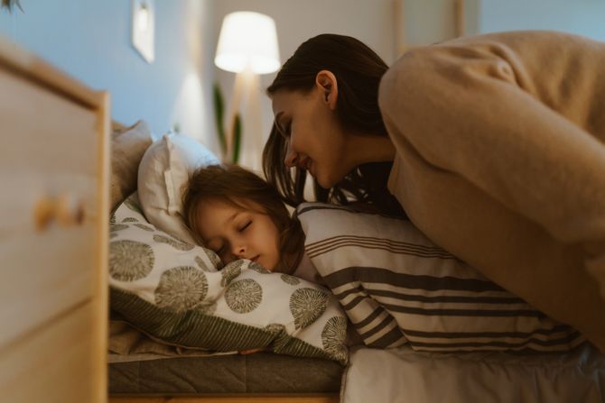mama, žena, dete, ćerka, devojčica, spavanje, krevet, mama, žena, dete, ćerka, devojčica, spavanje, krevet,