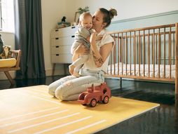 mama, žena, beba, dete, krevetac, soba, finska