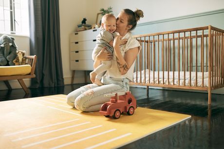 mama, žena, beba, dete, krevetac, soba, finska mama, žena, beba, dete, krevetac, soba, finska
