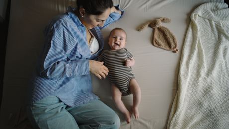 mama, žena, beba, dete, krevet, soba, finska mama, žena, beba, dete, krevet, soba, finska