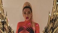 Jovana Jeremić skoro gola slavi rođendan: Ruke kriju intimne delove, a krila od zlata! Iskopirala ovu pevačicu