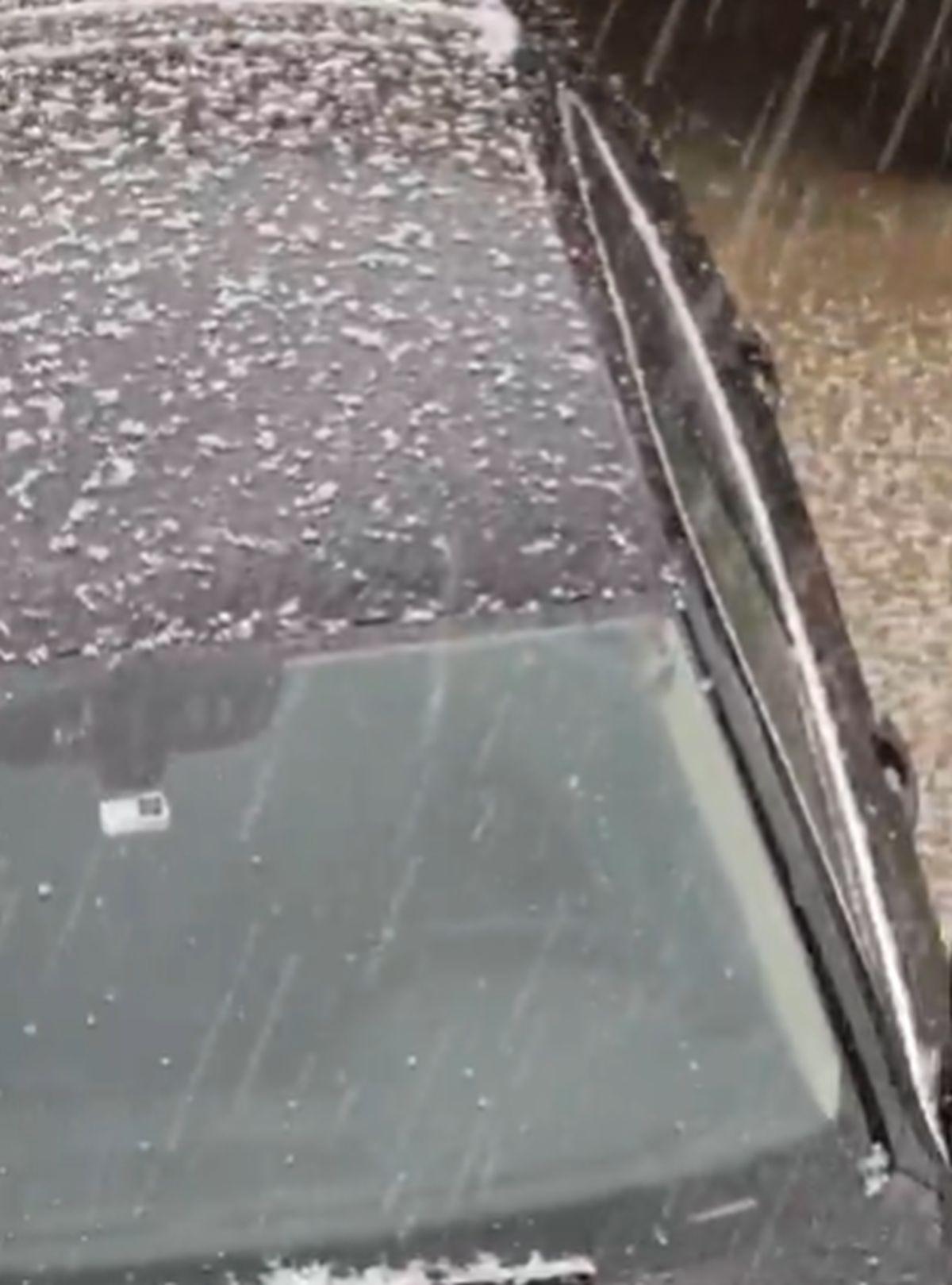 Snažno nevreme pogodilo Zagreb: Grad i jak vetar napravili haos u prestonici