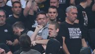 Dok sevaju pesnice međusobno među Grobarima u Areni, jedan navijač je imao neverovatnu poruku na majici
