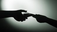 BRUKA Kontrolor u hipermarketu uhvaćen na delu: Uzeo mito za prodaju pokvarenog voća i povrća