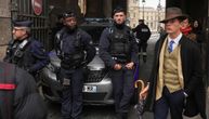 Ma, nemoguće! Da li je ovo INSPEKTOR koji bi trebalo da pronađe lopove iz Luvra? Fotka iz Pariza usijala mreže