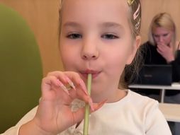 devojčica sa noktima