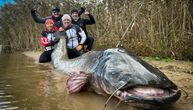 Oni su oborili svetski rekord! Poljaci ulovili džinovskog soma od 292 centimetra: "Izvlačili smo ga sat i po"