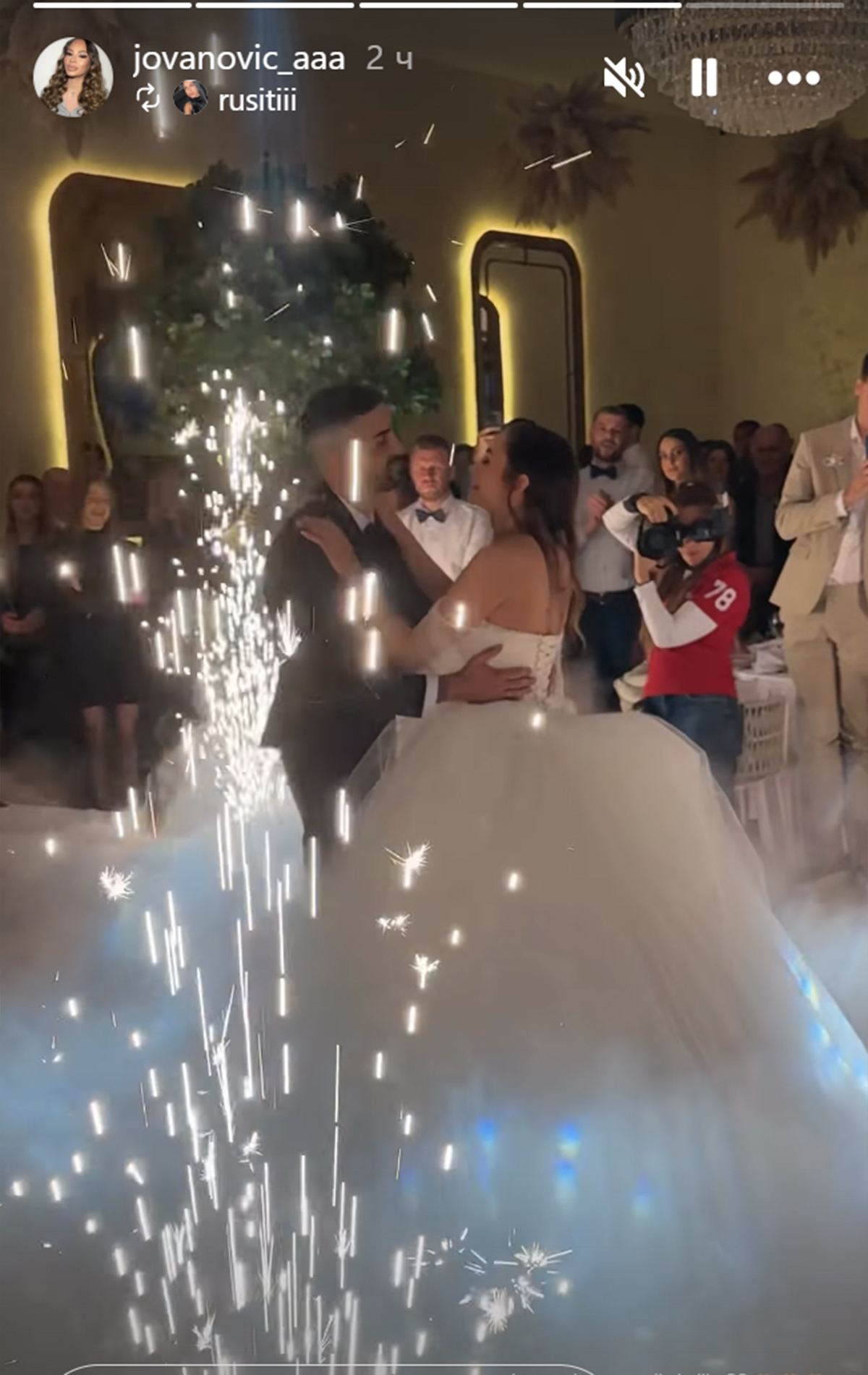 Bivša zadrugarka blista u venčanici: Prvi ples otplesala sa suprugom koji nosi nanogicu, iza njih burna veza