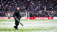 Ovako nešto nije viđeno u istoriji fudbala: Derbi kasnio, ljudi s mašinama za duvanje lišća upali na teren