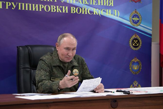 Putin posetio komandni punkt združenih snaga ruske vojske Putin posetio komandni punkt združenih snaga ruske vojske
