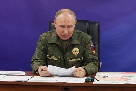 Putin posetio komandni punkt združenih snaga ruske vojske Putin posetio komandni punkt združenih snaga ruske vojske