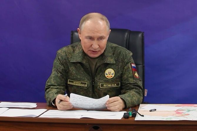 Putin posetio komandni punkt združenih snaga ruske vojske Putin posetio komandni punkt združenih snaga ruske vojske