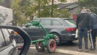 Udes na Julinom brdu: Motokultivatorom se zakucao u auto, policija na licu mesta