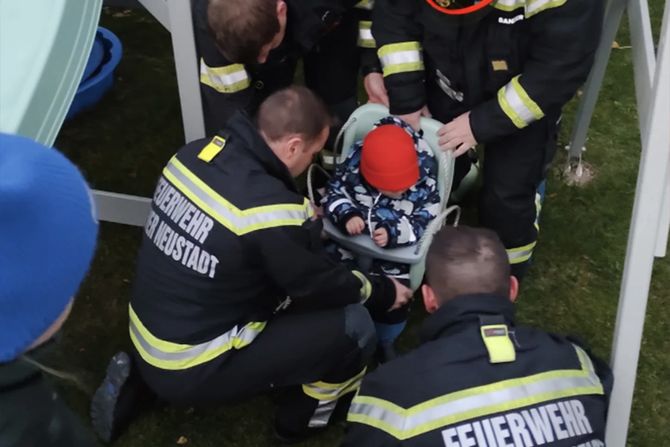 Nemačka, dete se zaglavilo u ljuljašci Nemačka, dete se zaglavilo u ljuljašci