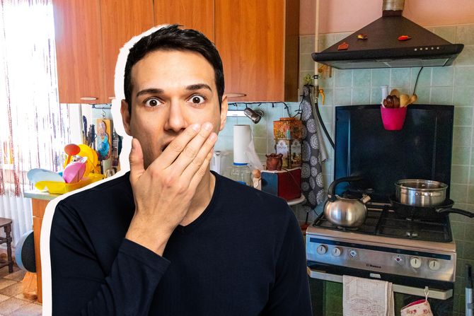 Iznenađen mladić, muškarac, kuhinja