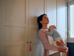 Majka i beba, uznemirena, umorna majka , žena