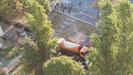 Stanari lude u Bloku 1: Kamion "Čistoće" ne može da prođe, radnici izašli da guraju nepropisno parkiran auto