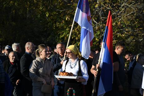 Srbi sa Kosova pešače do Novog Sada Srbi sa Kosova pešače do Novog Sada
