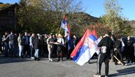 Srbi sa Kosova pešače do Novog Sada: U Biljanovcu ih dočekalo oko 100 ljudi sa trobojkama i aplauzima