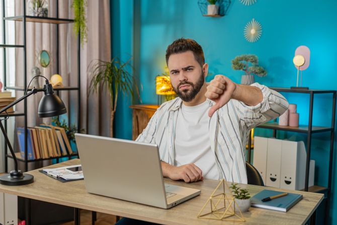 Razočaran čovek za računarom Razočaran čovek za računarom