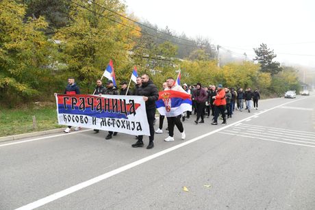 Srbi sa Kosova i Metohije krenuli peške ka Novom Sadu Srbi sa Kosova i Metohije krenuli peške ka Novom Sadu