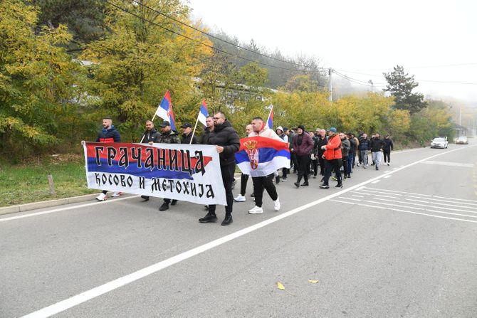 Srbi sa Kosova i Metohije krenuli peške ka Novom Sadu