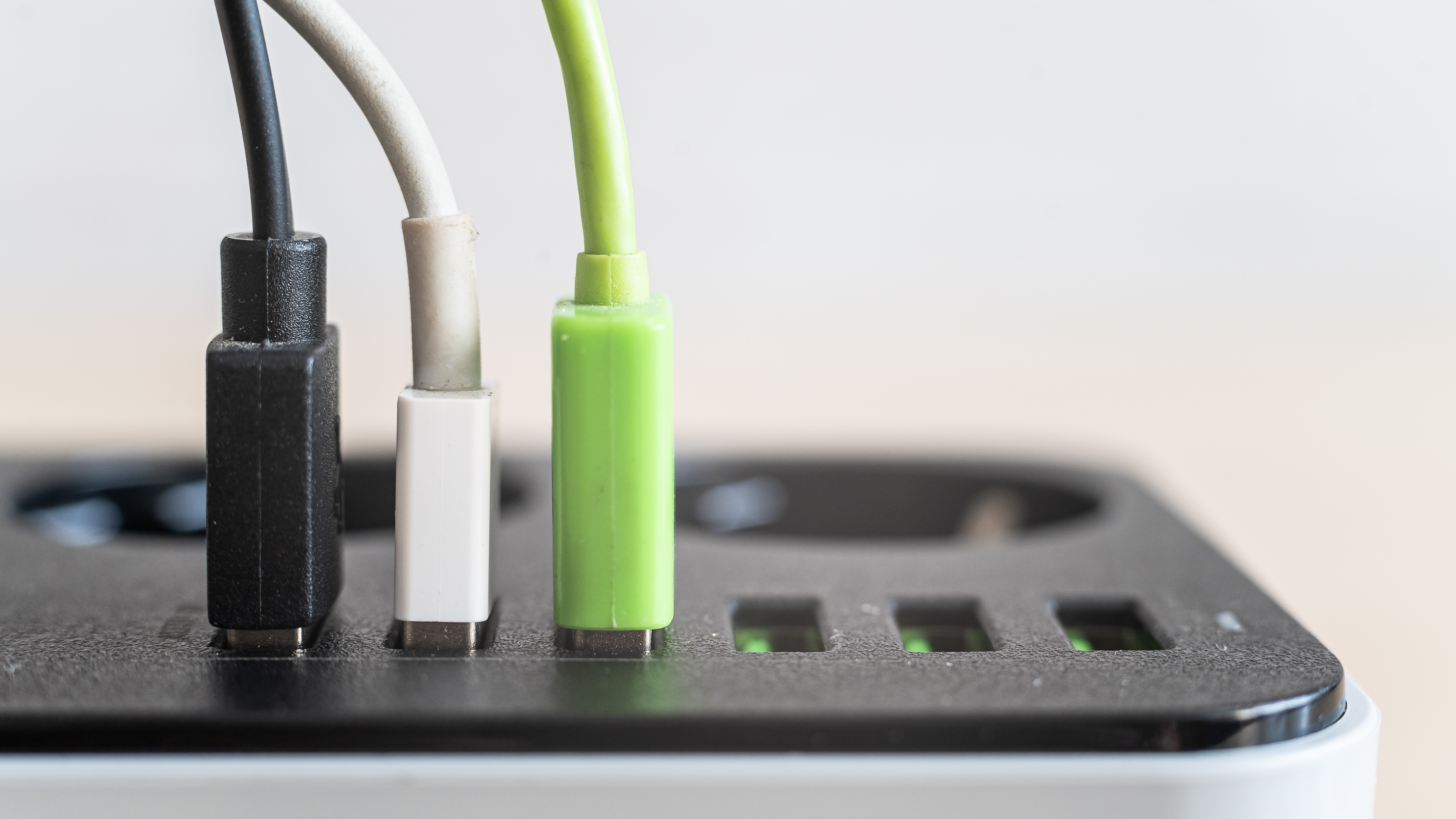 Bacate pare na skupe USB kablove: Saznajte kada vam treba najbrži, a kada ne