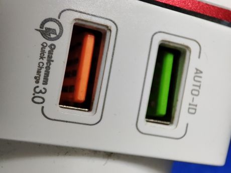 USB port, različita boja