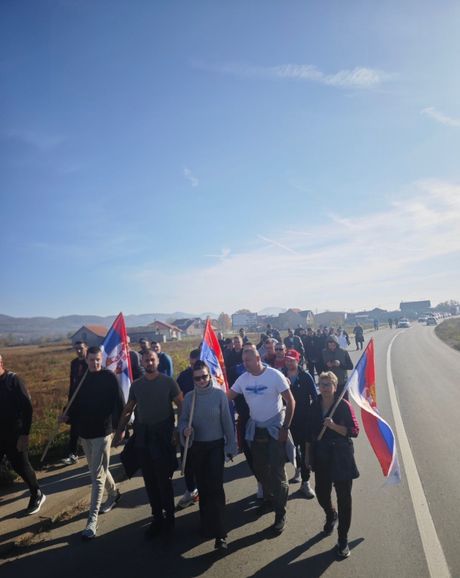 Pešaci si KiM koji idu ka Novom Sadu Pešaci si KiM koji idu ka Novom Sadu