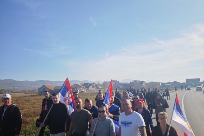 Pešaci si KiM koji idu ka Novom Sadu Pešaci si KiM koji idu ka Novom Sadu