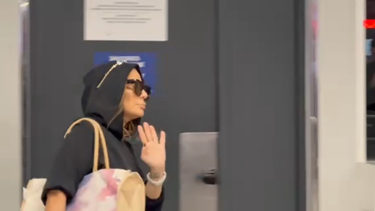 Nakon jezivih pretnji Raletu Ana Nikolić pre 10 sati snimljena ovde: Sapliće se dok hoda, baca stvari na ulicu