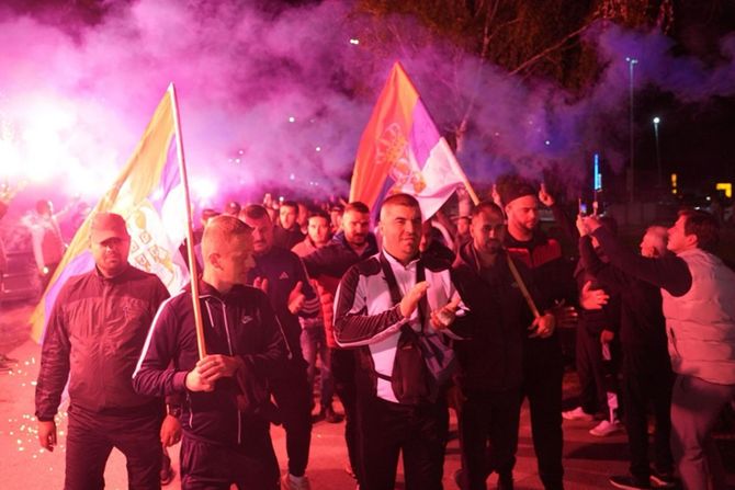 Više od 1.500 Čačana večeras je u Preljini dočekalo Srbe sa Kosova i Metohije Više od 1.500 Čačana večeras je u Preljini dočekalo Srbe sa Kosova i Metohije