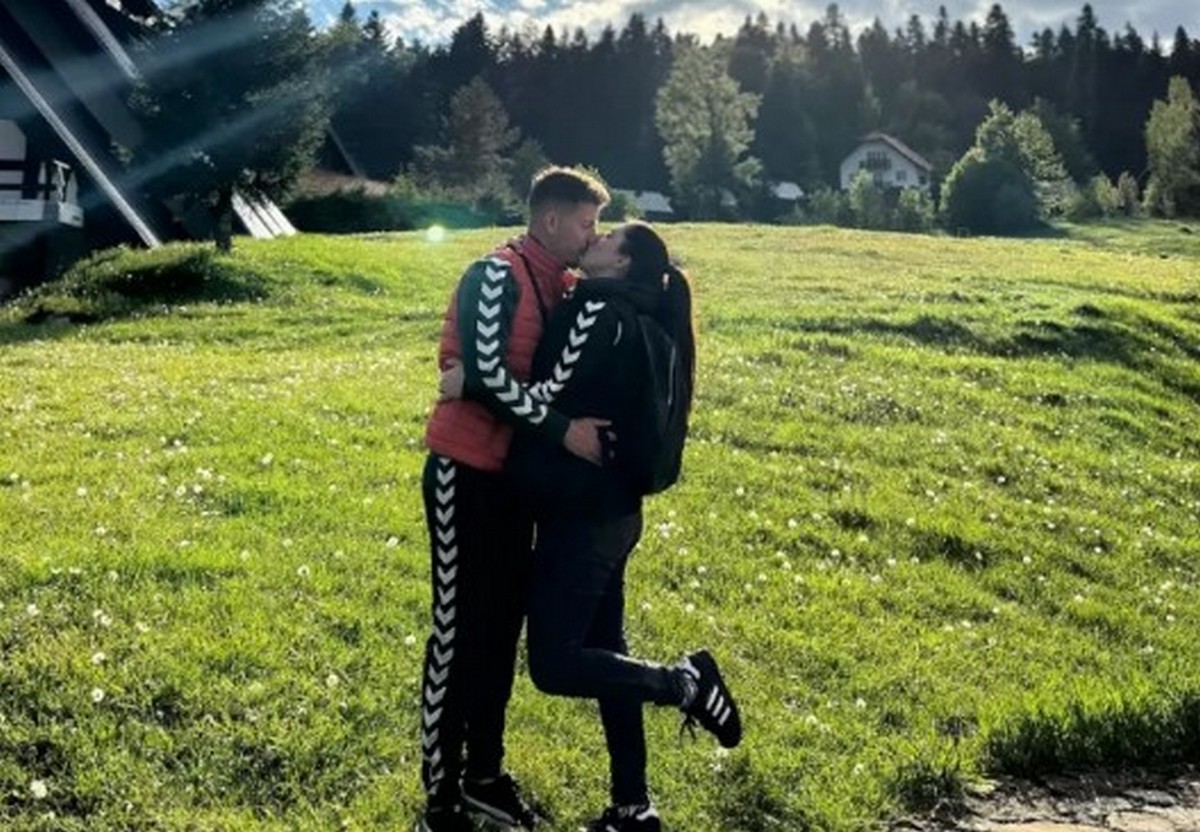 "Odnosi su instant, a potrebe svodimo na..." Voditeljka se udala za pevača, pa sad otkrila istinu o braku