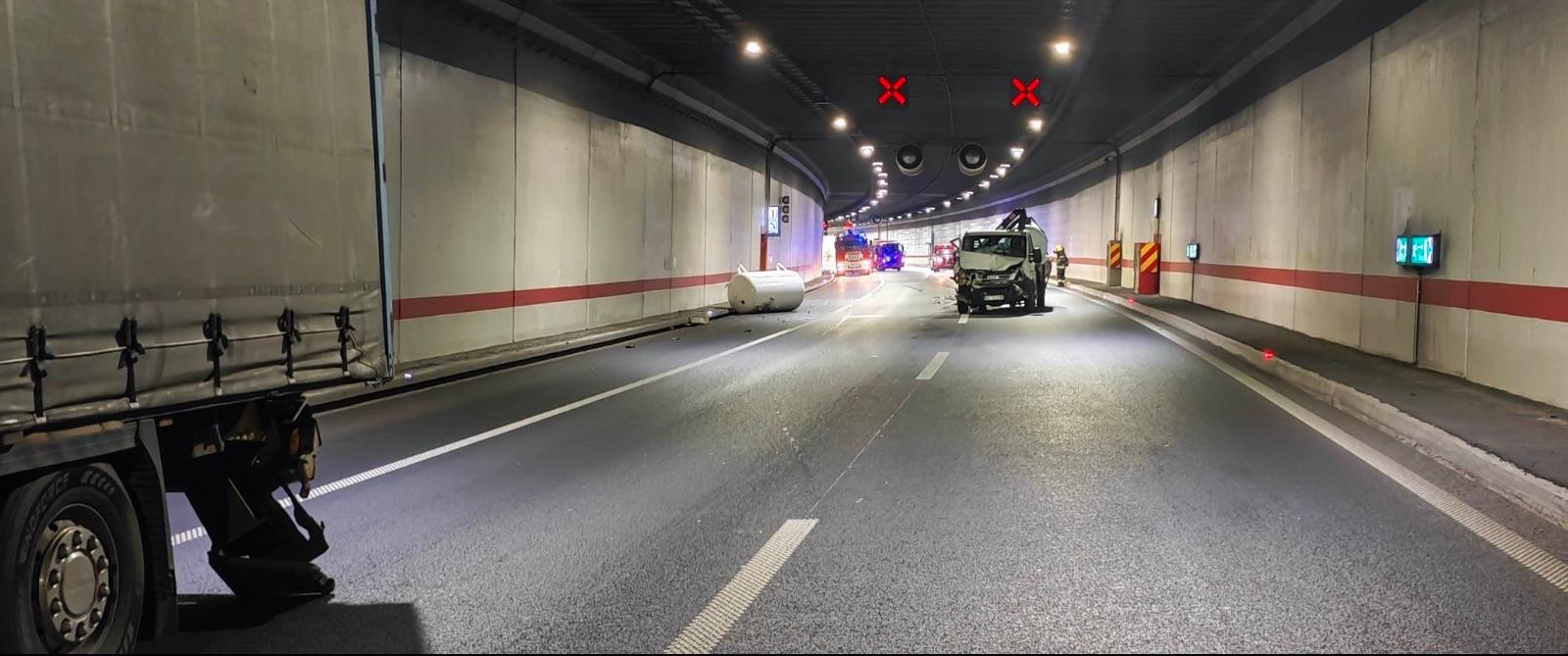 Sudar u tunelu Železnik: Dva mercedesa ostala okrenuta nasred saobraćajnice