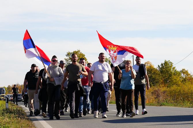 Srbi sa Kosova pešače Srbi sa Kosova pešače