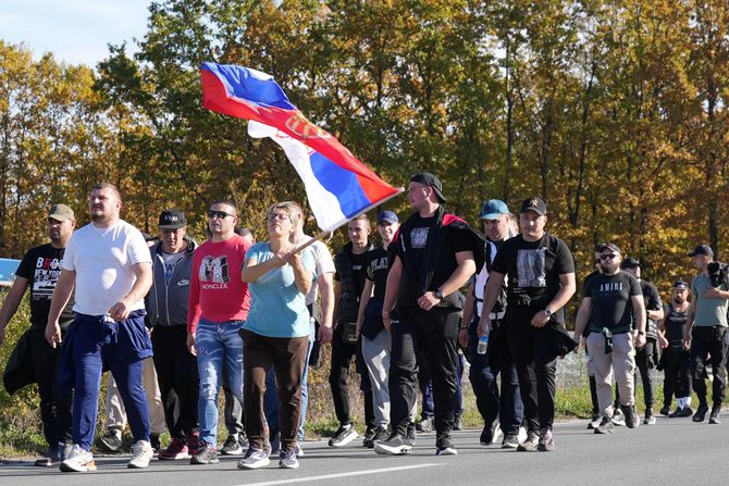 Srbi sa Kosova pešače