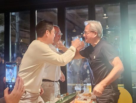 Beer meeting Nvidia CEO Jensen Huang (R), Samsung Electronics Chairman Lee Jae-yong (L) and Hyundai Motor Group Executive Chair Chung Euisun Beer meeting Nvidia CEO Jensen Huang (R), Samsung Electronics Chairman Lee Jae-yong (L) and Hyundai Motor Group Executive Chair Chung Euisun