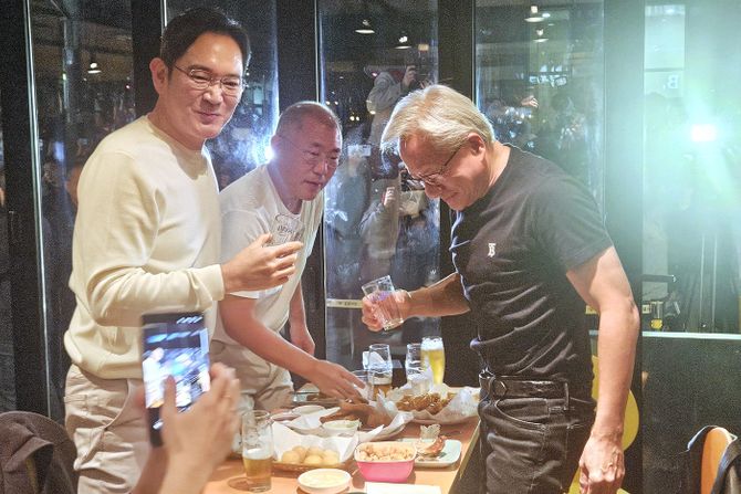 Beer meeting Nvidia CEO Jensen Huang (R), Samsung Electronics Chairman Lee Jae-yong (L) and Hyundai Motor Group Executive Chair Chung Euisun Beer meeting Nvidia CEO Jensen Huang (R), Samsung Electronics Chairman Lee Jae-yong (L) and Hyundai Motor Group Executive Chair Chung Euisun