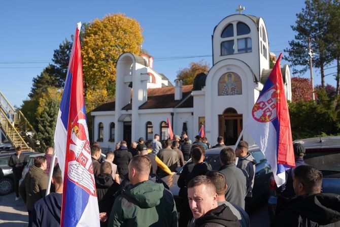 Pešaci sa Kosova i Metohije u Preljini zapalili sveće i odali poštu tragično stradalima u padu nadstrešnice Pešaci sa Kosova i Metohije u Preljini zapalili sveće i odali poštu tragično stradalima u padu nadstrešnice