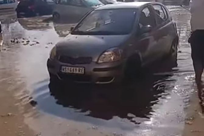 Pucanje cevi u Ulici Veselina Masleše kod broja 122 u novosadskom naselju Detelinara, potopljeni automobili