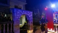 Poznat uzrok požara u Kaluđerici: Vatrogasci spasili baku iz kuće u plamenu, zadobila opekotine