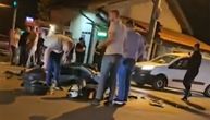 Užas na Zrenjanincu: Motociklista posle jezivog udesa nepomično leži, prolaznici pokušavaju da mu pomognu