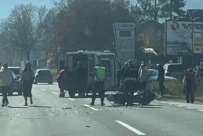 Motorciklista podleteo pod automobil kod Požege