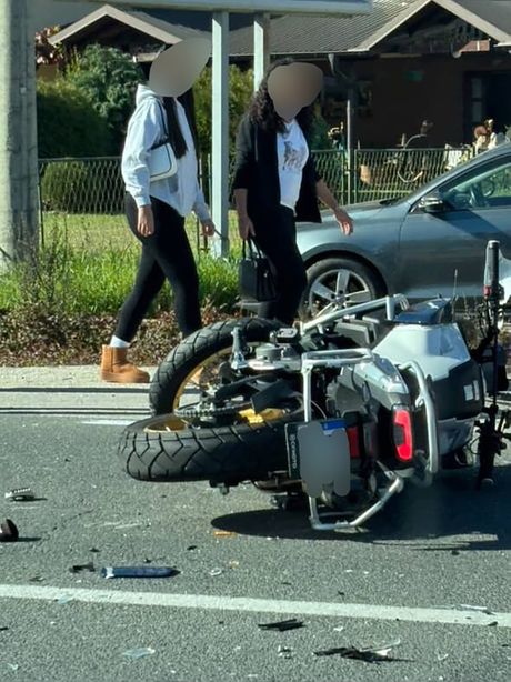 Motorciklista podleteo pod automobil kod Požege