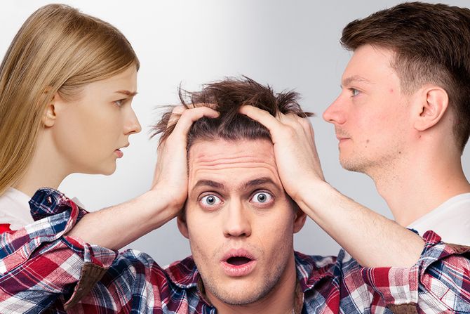 lik, muskarac, momak, devojka, sok, drzi se za glavu lik, muskarac, momak, devojka, sok, drzi se za glavu