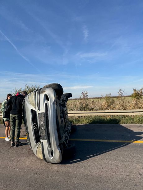 prevrnuo se auto, pancevacki put prevrnuo se auto, pancevacki put