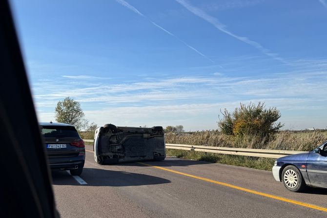 prevrnuo se auto, pancevacki put prevrnuo se auto, pancevacki put