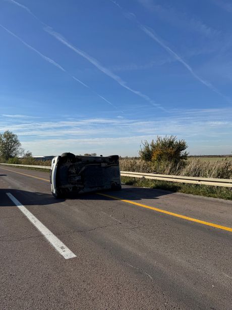 prevrnuo se auto, pancevacki put prevrnuo se auto, pancevacki put