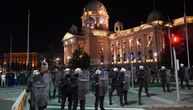 Mirno nakon incidenata kod Skupštine Srbije: Okupljeni nameravaju da ostanu celu noć na raskrsnici