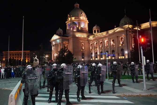 Skupština okupljanje , tenzije